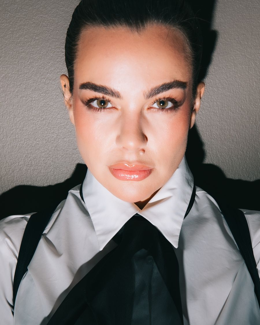 Nadine Mirada, Portrait in Wei&szlig;